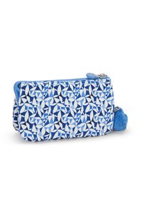 Sacchetto blu a motivi geometrici in diverse tonalità, con chiusura a zip e un accento di pom-pom blu in peluche.