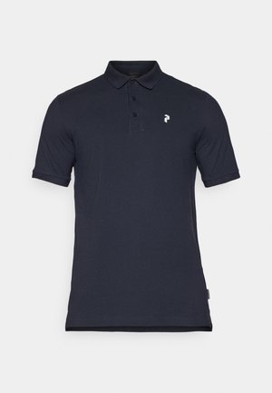 Navy polo skjorte laget av bomull, med klassisk krage, tre-knapp placket og en liten hvit logo på venstre bryst. Korte ermer.