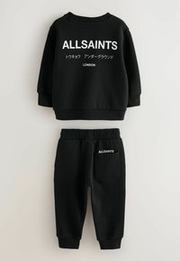 Setti mustat huppari ja housut, joissa on valkoinen "ALLSAINTS" -teksti ja logo. Valmistettu pehmeästä materiaalista, jossa on ribatut hihansuut ja joustava vyötärö.