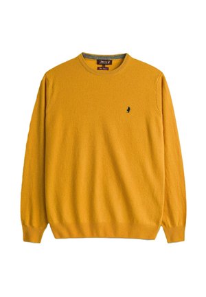 Maglione da uomo giallo senape con scollo rotondo, maniche lunghe, polsini e orlo a coste, e piccolo logo nero ricamato sul petto a sinistra.