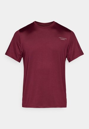 Camisola de desporto cor vinho com mangas curtas, gola redonda e detalhe de logotipo subtil no peito. Feita de tecido liso e leve.