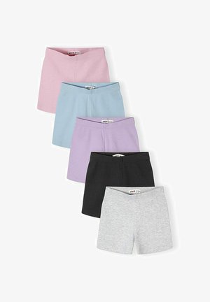 Cinco pares de pantalones cortos de punto acanalado en rosa, azul, lavanda, negro y gris, apilados verticalmente sobre un fondo blanco.