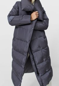 Stradivarius Abrigo de plumas - dark grey