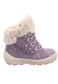 Lila Wildlederstiefel mit einem flauschigen beigen Kragen, Sternmustern, grauen Schnürsenkeln und einer weißen Gummisohle mit rosa Akzenten.