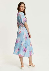 Liquorish MIDI FLORAL PRINT WITH DETAIL - Day dress - blue