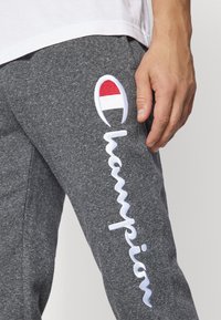 Champion ICONS CUFF PANTS LARGE LOGO - Pantalones deportivos - dark grey