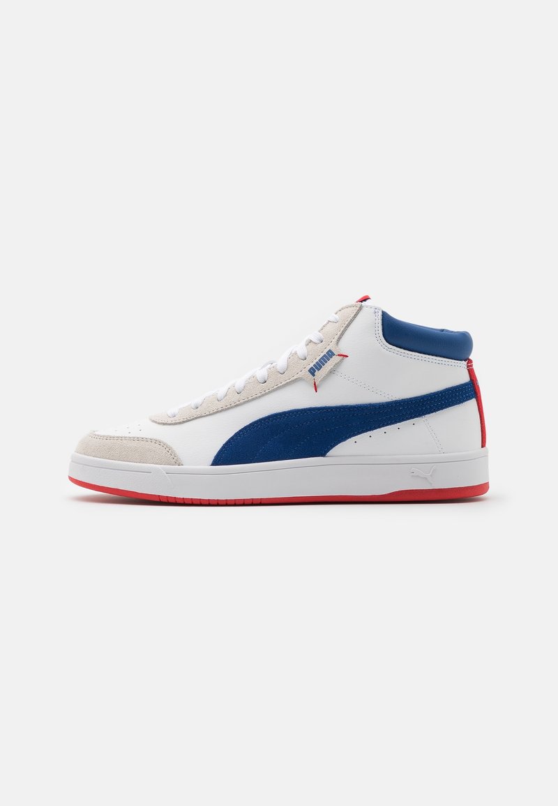 Baskets montantes blanches Puma avec une bande bleue, un rembourrage bleu à la cheville, des accents en daim beige et une semelle rouge avec languette au talon.