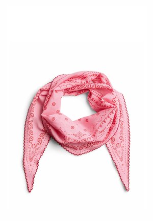 Pink trekantet bandana med røde paisley- og blomsterprint og bølgekant, foldet i en sløjfe.