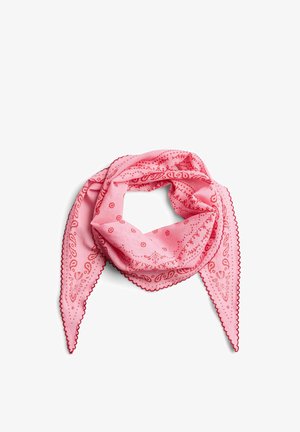 Pink trekantet bandana med røde paisley- og blomsterprint og bølgekant, foldet i en sløjfe.