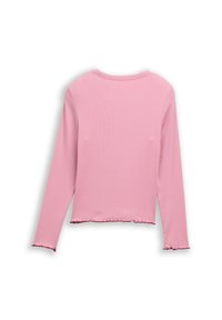 Lange mouw roze top van ribbelstof, met een ronde halslijn en een golvende zoom. Gladde textuur, eenvoudig ontwerp zonder patronen.