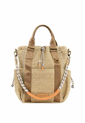 Geantă tote bej țesută cu două mânere solide, buzunar frontal, curea reglabilă cu detaliu de șnur alb și negru și buzunare laterale cu șnur de strângere.