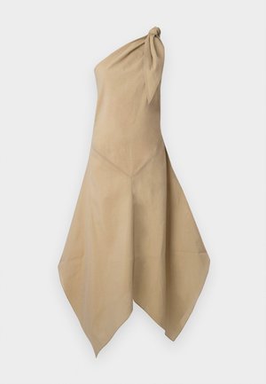 Vestido de verão de alça única em tecido beje; apresenta um detalhe de ombro atado e uma bainha assimétrica com um efeito de drapeado suave.