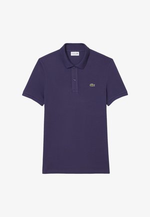 Polo shirt viola in cotone, con una patta a tre bottoni e un piccolo logo verde Lacoste sul lato sinistro del petto. Maniche corte.