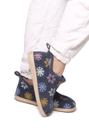 Felt slippers in dark blue with multicolored snowflake embroidery. Features a soft, textured upper and a beige braided rope sole.