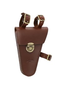 Bruine leren holster met een afgeronde vorm, messing beslag, twee verstelbare riemen en een drukknoopsluiting. Heeft zichtbare stiksels en een geperst logo.