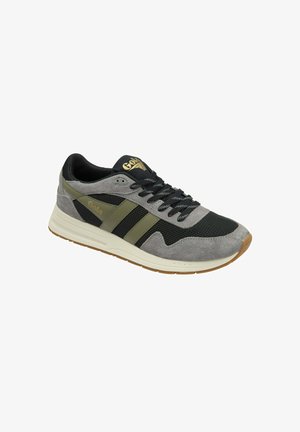 Grijze en zwarte sneakers van suede en mesh materialen, met olijfgroene strepen, een witte zool en een gestructureerde rubberen buitenzool.