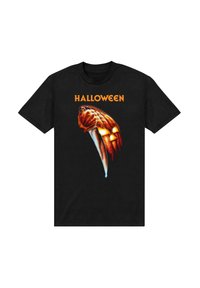 Černé bavlněné tričko s grafikou dýně, nože a textem "HALLOWEEN" v oranžové barvě. Design zahrnuje červené a žluté akcenty.