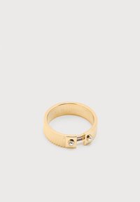 Δαχτυλίδι σε χρυσαφί απόχρωση με ραβδωτό σχέδιο, δύο μικρές διάφανες πέτρες και χαραγμένο το λογότυπο Tommy Hilfiger στο εσωτερικό της μπάντας.