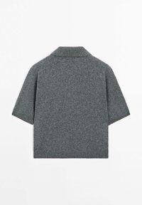 Maglione grigio a maniche corte in maglia con colletto ripiegato, mostrato da dietro su uno sfondo bianco uniforme.