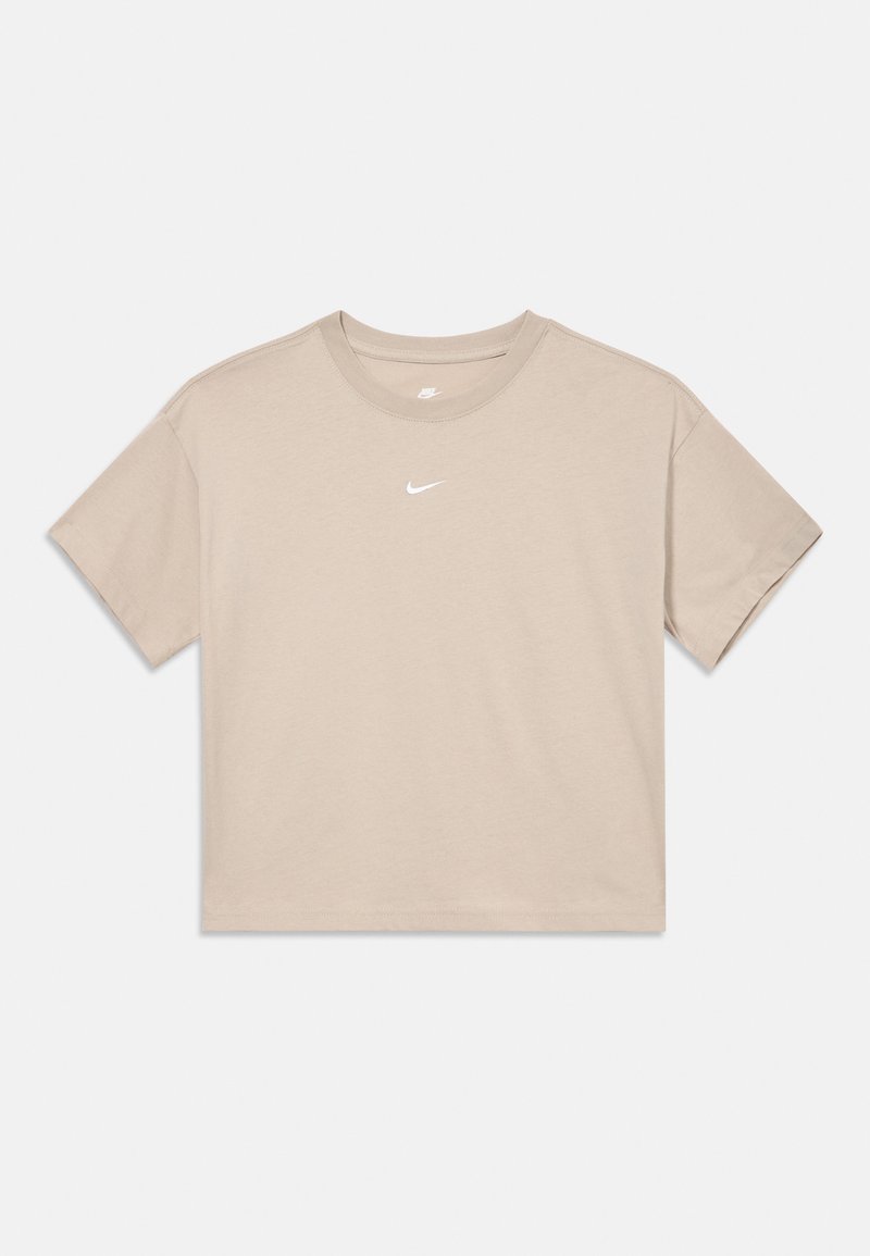 Beżowy krótki T-shirt Nike z krótkimi rękawami i małym białym logo swoosh Nike umieszczonym na środku klatki piersiowej, na białym tle.
