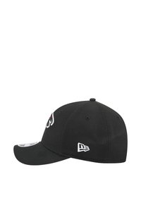 Cappellino da baseball nero con visiera curvata, caratterizzato da dettagli ricamati in rosso e bianco. Il materiale è una stoffa resistente con un design strutturato.