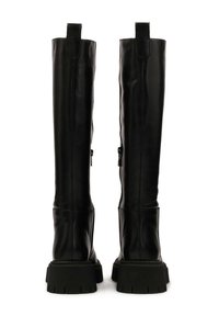 Botine negre din piele, până la genunchi, cu o talpă groasă din cauciuc, având o textură netedă și fermoare laterale pentru îmbrăcare ușoară.