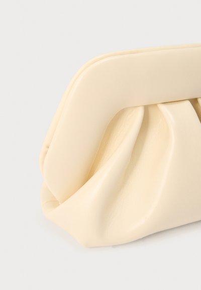 Μαλακή τσαντάκι φάκελος από δέρμα χρώματος κρέμας με στρογγυλεμένο ορθογώνιο πλαίσιο και σχεδιασμό με πτυχώσεις σε λευκό φόντο.