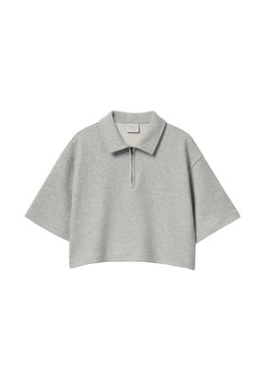 Suéter corto gris con cuello con cremallera, mangas cortas, hecho de material suave, con un ajuste relajado y un diseño minimalista.