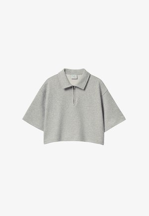 Suéter corto gris con cuello con cremallera, mangas cortas, hecho de material suave, con un ajuste relajado y un diseño minimalista.