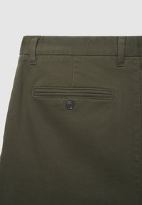 Pantaloni verde oliva con una texture liscia, dotati di una tasca posteriore con chiusura a bottone nero e una vita piatta.