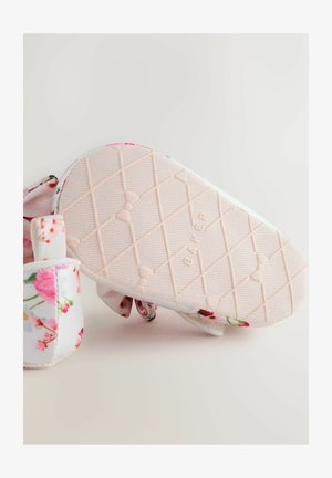 Virágmintás gyerekcipő világos rózsaszín, texturált gumitalppal, párnázott bokapánttal és puha szövet felsőrésszel.