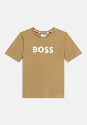 Beiges T-Shirt mit kurzen Ärmeln, Rundhalsausschnitt und großem "BOSS"-Aufdruck in weißen Buchstaben mittig auf der Vorderseite.