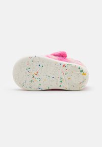 Lasten tossujen pohja, jossa on kohokuvioidut pilvet, tähdet, "Hyvää yötä" -teksti, koko 20, moniväriset täplät ja näkyvä pörröinen vaaleanpunainen osa.