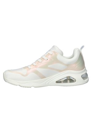 Zapatilla deportiva blanca con parte superior de malla texturizada, acentos brillantes, amortiguación de aire en la suela y un patrón reflectante en los laterales.