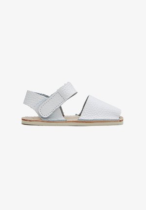 Sandalias de cuero blanco con un acabado texturizado, que cuentan con dos correas ajustables y un diseño de punta abierta. La suela es plana y de un color claro.