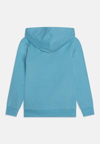 Világoskék kapucnis pulóver, húzózsinórral, bordázott mandzsettákkal és lelóval. Sima pamut anyag, egyszerű dizájnnal. Nincsenek látható minták vagy fém részek.