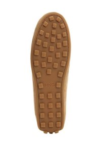 Ruskea kuminen kengänpohja, jossa on neliökuvioita ja logo "MNG." Karkeapintainen pinta tarjoaa pitoa ja kestävyyttä.