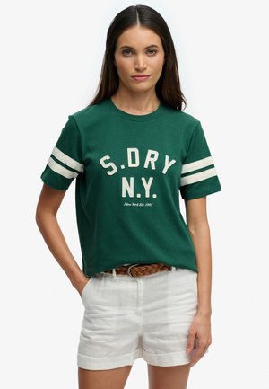 Superdry & Co COUNTRY CLUB APPLIQUE  - Camiseta estampada - pine green