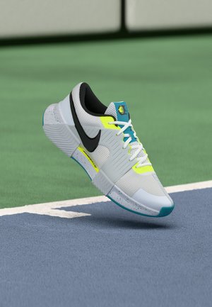 Nike Performance, GP CHALLENGE 1.5 - Тенис обувки за всякакви повърхности - white/energy/dark concord/pure platinum-coloured