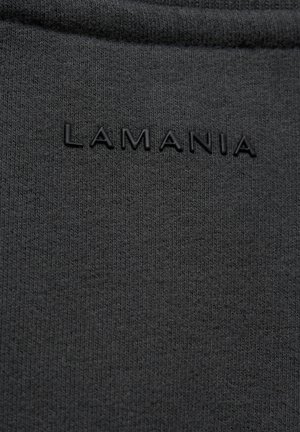 Čierna tkanina s textúrovaným pleteným vzorom; obsahuje debossované logo "LAMANIA" v zodpovedajúcom čiernom odtieni.