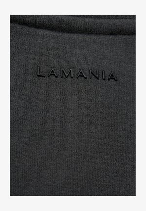 Mustmust kangas tekstuuriga kudumisega; sisaldab reljeefset "LAMANIA" brändingut sobivas mustas toonis.