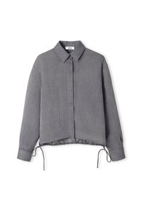 Camicia grigia con bottoni, maniche lunghe, righe verticali, colletto e orlo con cordino regolabile per una vestibilità personalizzabile.