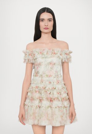Off-shoulder mini-jurk van doorschijnende bloemenstof met ruches, gelaagde lagen en een zacht pastel kleurenpalet.