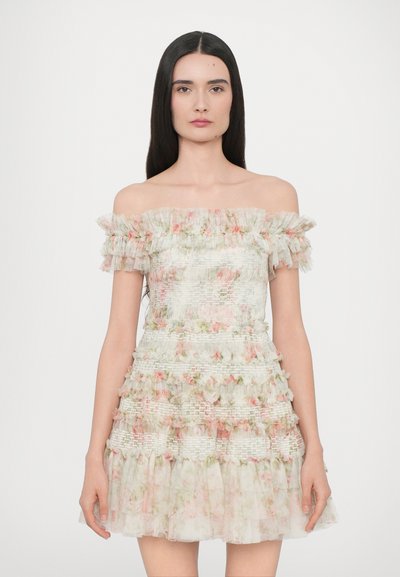 Minikleid mit schulterfreiem Design aus transparenter Blumenkrepp, mit Rüschendetails, gestuften Lagen und einer sanften Pastellfarbpalette.