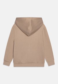 Felpa con cappuccio beige realizzata in tessuto morbido, dotata di tasca a marsupio, polsini e orlo ribattuti, con una vestibilità standard e una texture liscia.