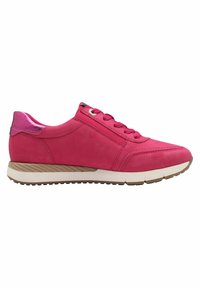 Sneaker in pelle rosa con chiusura a lacci, pannelli laterali testurizzati, tallone lucido in contrasto e suola intermedia bianca con suola esterna marrone chiaro.