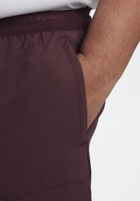 Nike Performance STRIDE - Pantalón corto de deporte - burgundy crush black reflective silv