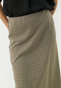 Part Two Kokerrok - toasted coconut check