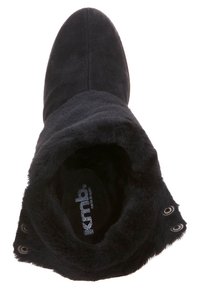 Schwarze Wildlederstiefel mit einem weichen, mit Fell gefütterten Innenraum. Verfügt über einen umgeschlagenen Bund und zwei metallische Ösen in der Nähe der Öffnung.