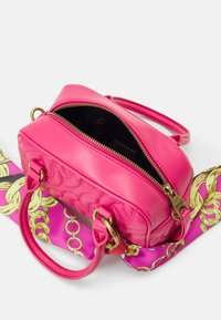 Versace Jeans Couture RANGE THELMA SOFT SKETCH - Handväska - crimson